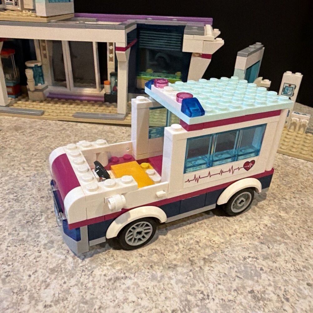 LEGO Friends 41318: Heartlake Hospital - RETIRED - Incomplete - Picture 7 of 8